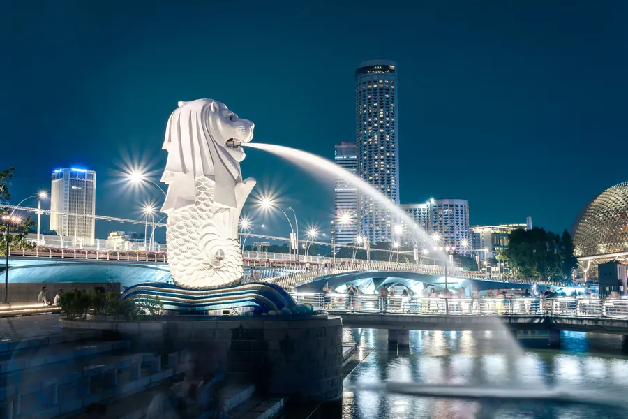 The Merlion and the Marina Bay skyline lit up at night