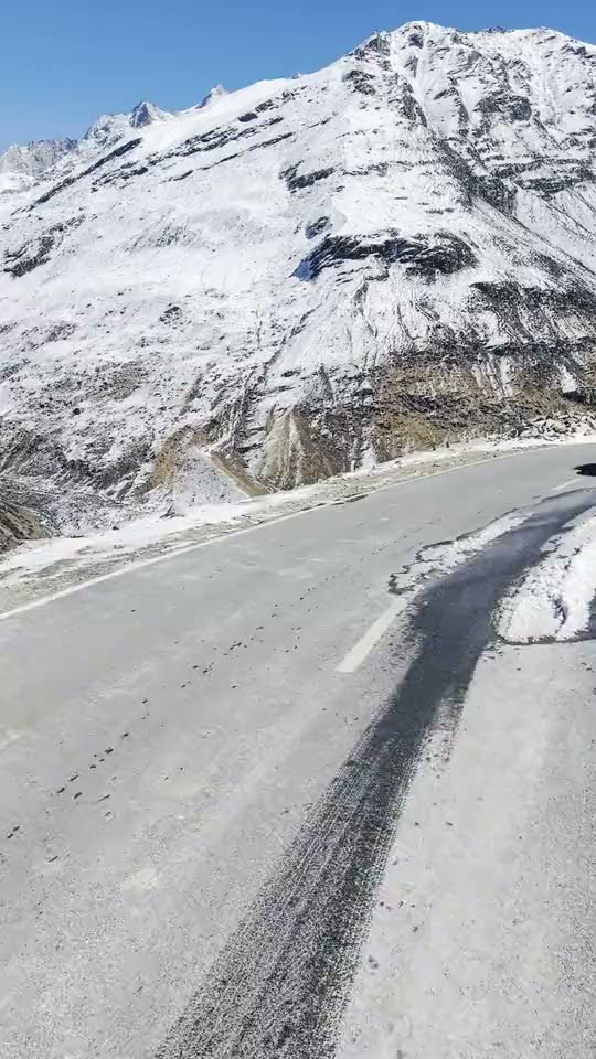 Snowy mountain road near Manali